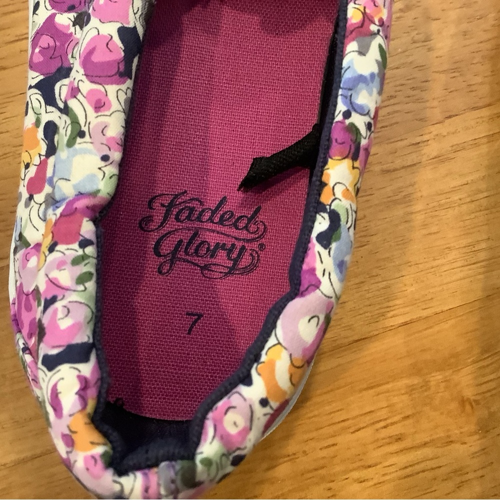 Faded Glory Slip On Canvas Shoes Size 7 Floral Print Twin Gore Round Closed Toe - Picture 9 of 10